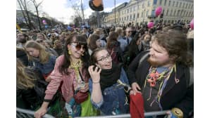 Juhlijoita odottamassa Mantan lakitusta Kauppatorilla