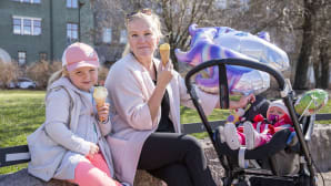 äiti ja tytär syövät jäätelöä
