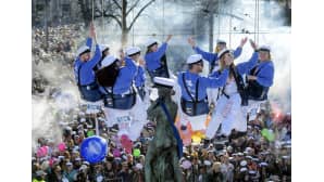 opiskelijat lakittavat patsaan
