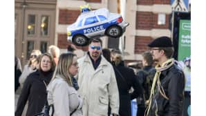 pariskunnalla on poliisiauto-vappupallo