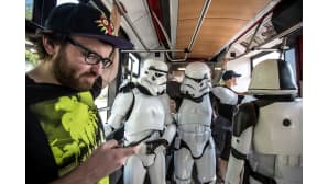 Ihmisiä pukeutuneena stormtroopereiksi Prahan raitiotievaunussa.