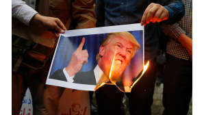 Mielenosoittajat polttivat Donald Trumpin kuvaa USA:n vastaisessa mielenosoituksessa Teheranssa, Iranissa 9. toukokuuta.