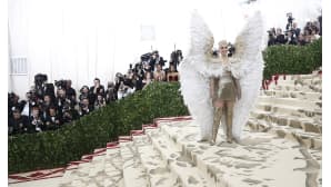 Laulaja Katy Perry poseerasi kuvaajille Metropolitan-taidemuseon näyttelyn avajaisissa New Yorkissa 7. toukokuuta.
