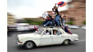 Oppositiopuolueen kannattajia autossa.