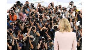 Cate Blanchett poseeraa kuvaajille.