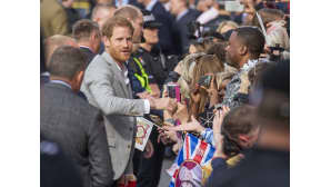 Prinssit Harry ja William tervehtimässä yleisöä Windsorin linnan edustalla.