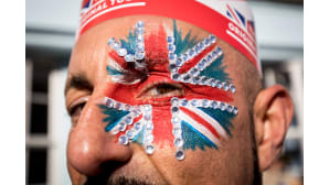 Britannian lippu -kasvomaalaus miehen naamassa.