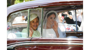 Morsian Meghan Markle ja hänen äitinsä Doria Ragland saapuvat.