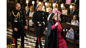 Prinssi Harry asteli kirkon käytävää seuranaan veljensä prinssi William.