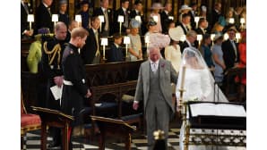 Prinssi Charles luovutti morsiamen pojalleen.