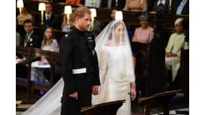 Prinssi Harry ja Meghan Markle alttarilla.