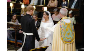 Prinssi Harry ja Meghan Markle pitävät toisiaan käsistä kiinni alttarilla.