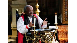 Piispa Michael Bruce Curry puhui häissä.