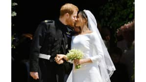 Prinssi Harry ja Meghan suutelivat kirkon edessä vihkimisen jälkeen.