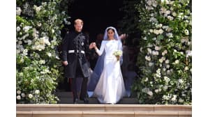 Prinssi Harry ja hänen vaimonsa Meghan kirkon edessä.