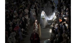 Meghan Markle asteli kohti alttaria.