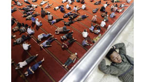 Indonesian muslimeja makoilee Istiqlalin moskeijassa Ramadania viettäen.