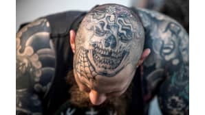 Miehen tatuoitu pää.