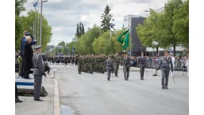 Puolustusvoimain lippujuhlan päivän valtakunnallisen paraatin ohimarssi Seinäjoella.