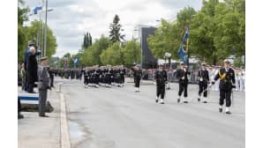 Puolustusvoimain lippujuhlan päivän valtakunnallisen paraatin ohimarssi Seinäjoella.