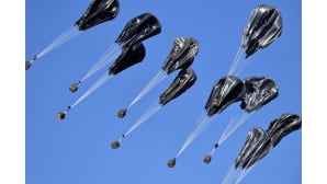 Yhdysvaltain maahanlaskujoukkojen taidonnäyte osana Saber Strike 18 -harjoitusta Miroslawiecissa Puolassa 8. kesäkuuta.