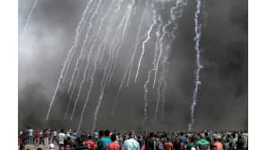 Israel ampui kyynelkaasulla mieltään osoittavia palestiinalaisia tarkasti vartioidulla raja-alueella Gazassa 8. kesäkuuta.
