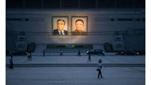 Katunäkymä Pjongjangissa 12. kesäkuuta - taustalla entisten Pohjois-Korean johtajien Kim Il Sung:n (vas.) ja Kim Jong Il:n kuvat.
