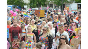 Pride-kulkue päättyi Kokkolan torille.