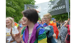 Kokkola Priden kulkue lähti liikkeelle Länsipuistosta ja matkasi torille.