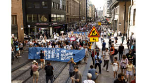 Helsinki Calling -mielenosoitus Aleksanterinkadulla.