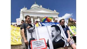 Mielenosoittajia tuomiokirkon portailla