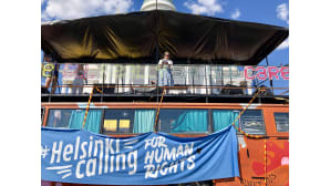 Heidi Hautala puhuu Helsinki Calling -mielenosoituksessa.