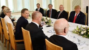 Sauli Niinistö ja Donald Trump aamiaistilaisuudessa Mäntyniemessä.