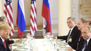 Donald Trump ja Vladimir Putin lounastapaamisella presidentinlinnassa.