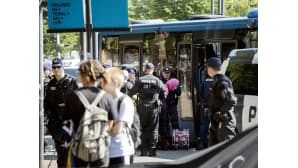 Poliisi pidättää mielenosoittajia taidemuseo Kiasman edustalla Helsingissä.