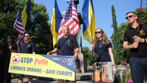 Ihmiset osoittivat mieltään Ukrainan puolesta Helsingissä 16. heinäkuuta.