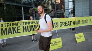 Amnesty Internationalin mielenilmauksen banderolleissa luki "Make Human Rights Great Again".