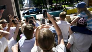 Ihmiset seurasivat Trumpin saattueen saapumista presidentinlinnaan 16. heinäkuuta.