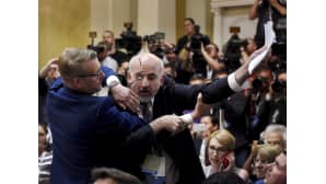 Toimittaja poistetaan tiedotustilaisuudesta presidentinlinnassa.