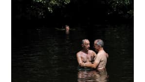 Portugalin presidentti Marcelo Rebelo de Sousa (vasemmalla) jutteli turistin kanssa uidessaan järvellä Tondelassa, Portugalissa lauantaina.