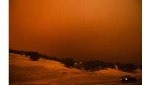 Maastopaloista aiheutuvaa paksua savua auringonlaskun aikaan Lakeportin kaupungin lähellä Kaliforniassa 3. elokuuta.