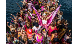 Juhlijoita kanaaliveneessä Amsterdamin Pride-juhlassa lauantaina.