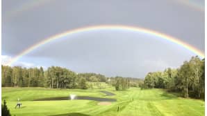 Sateenkaari golf-kentän yllä.