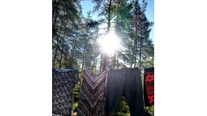 Värikkäitä pyykkejä narulla.