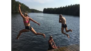 Uimareita hyppäämässä laiturilta.