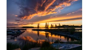 Aurinko värjäsi taivaankannen.