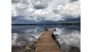 Tyyni järvi ja laituri.