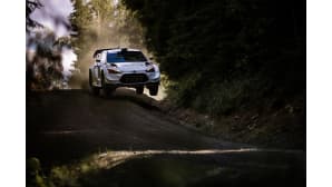 Ralliauto hyppyrissä.