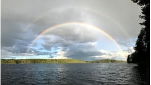 Kaksoissateenkaari järven yllä.