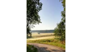 Kaunis aamuinen peltomaisema.